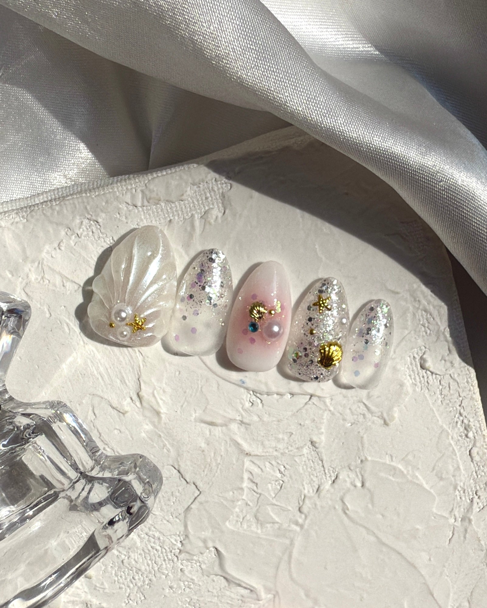 No.323 ネイルチップ　マーメイド　白　人魚　貝殻　人魚の鱗　キラキラ　海 No.323 ネイルチップ マーメイド 白 人魚 貝殻 人魚の鱗